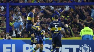 Boca golea y se aferra al liderato