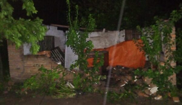 Intenso temporal azotó en Humaitá y dejó varias viviendas destrozadas