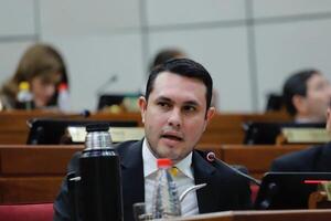 Opositores impulsan denuncia penal contra Hernán Rivas