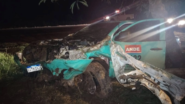 Caballo suelto provoca violento choque de camioneta de la ANDE en Yby Ya’u