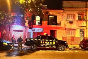 Detienen a mujer y buscan a otra por venta de drogas