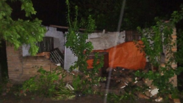 Temporal en Ñeembucú deja a su paso casas destechadas, árboles caídos, cortes de luz y destrozos