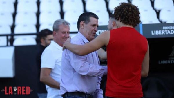 Cartes apareció en la Huerta para dar su apoyo a los jugadores del Gumarelo