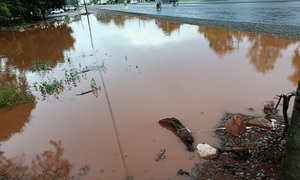 Vecinos denuncian que obras en ejecución empeoran inundaciones tras fuertes lluvias en Coronel Oviedo - OviedoPress
