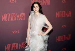 Anne Hathaway deslumbra con un vestido transparente en la premier de Mother Mary - Gente - ABC Color
