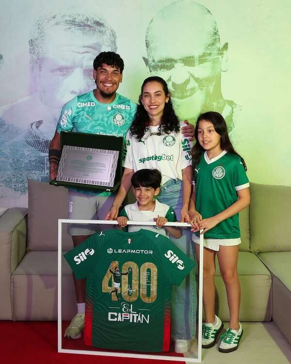 Gustavo Gómez celebró sus 400 partidos con Palmeiras rodeado del amor de su familia - Gente - ABC Color