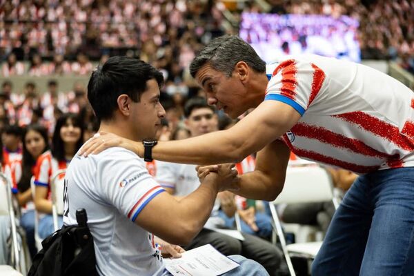 Jaime, becario en silla de ruedas, inspira al país y es destacado por el presidente Santiago Peña