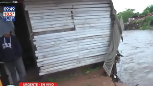 Pobladora pierde la mitad de su casa en Lambaré tras la crecida de arroyo por las lluvias