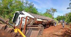 Diario HOY | Más de 100 cerdos fallecen tras vuelco de camión en Alto Verá