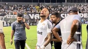 ¡Calentura total! Neymar se tomó con un hincha tras empatar con Recoleta