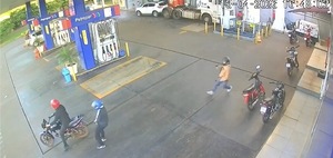 Cuatro motochorros asaltan estación de servicios Petropar en barrio La Blanca - El Trueno