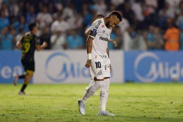 Neymar promete “seguir trabajando para mejorar” tras encuentro con hincha del Santos - Fútbol Internacional - ABC Color