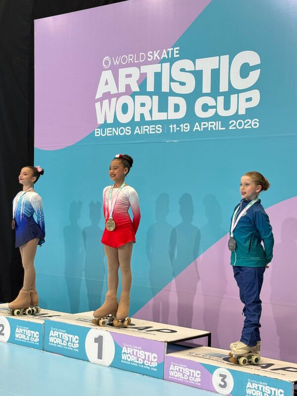 Pequeña gigante: niña Bogadense conquista el oro mundial en patinaje artístico