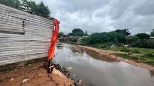 Más de 50 familias afectadas por demoronamiento en el cauce del arroyo Lambaré - Nacionales - ABC Color