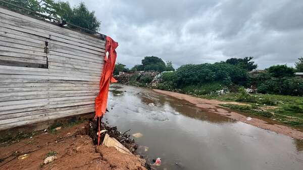Más de 50 familias afectadas por demoronamiento en el cauce del arroyo Lambaré - Nacionales - ABC Color
