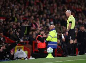 Árbitros de Premier League cambian decisión el 95% tras ver el VAR - Fútbol Internacional - ABC Color