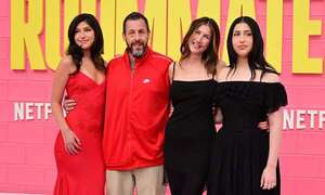Adam Sandler, bien custodiado por sus tres mujeres en el estreno de Roommates - Gente - ABC Color