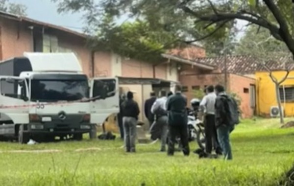 Repartidor de «Hambre Cero» es hallado sin vida dentro de su camión en el predio de la UNA