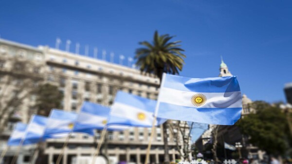 Argentina celebra acuerdo con el FMI para acceder a otros US$ 1.000 millones - 5Días