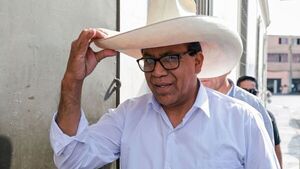Candidato de izquierda sube al segundo lugar en Perú