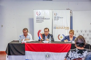 Popular / Abuelitos firmaron convenio con ministro de desarrollo social para mejorar relaciones