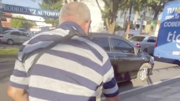 Asqueroso acoso en el colectivo: tapaba su asunto con su mochila