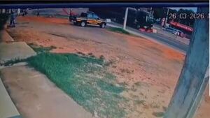 Por un pelito se salvó de que un camión sin frenos le pase encima