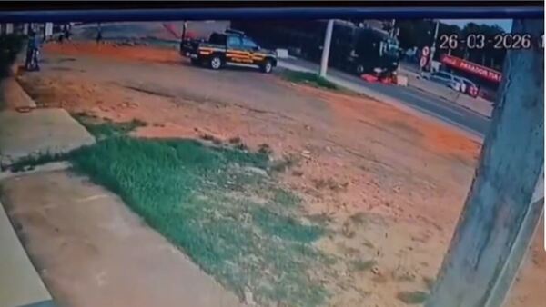 Por un pelito se salvó de que un camión sin frenos le pase encima