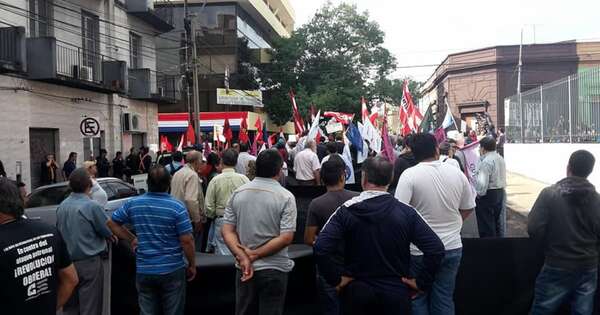 La Nación / Sindicatos de trabajadores anuncian movilización para el 1 de mayo por un salario justo