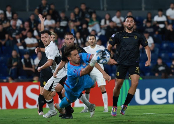 Popular / Olimpia no pudo romper el cerco de Juan Espínola