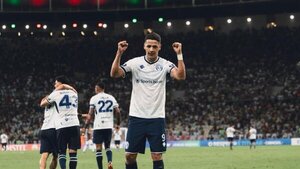 Alex Arce completa el "Maracanazo" frente al Flu