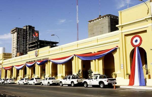 Senador exige análisis de correspondencia a jefes policiales tras denuncia de coimas - Política - ABC Color