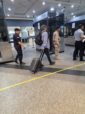 Detienen a brasileño con carga de oro en el Silvio Pettirossi | Unicanal