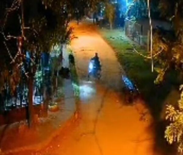 Popular / Motochorros asaltan violentamente a doña en Luque