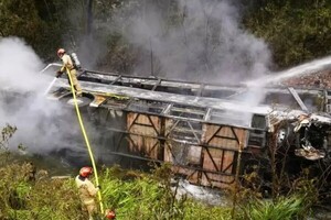 Bus se precipitó al vacío y se incendió, dejando al menos 14 muertos