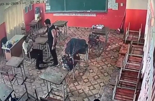 Docente agredió y amenazó con cuchillo a su colega frente a alumnos