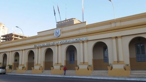 Policía separa a jefe de Gabinete y senador pide intervención de la Contraloría