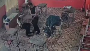 Profe esperó a su colega con navaja en el aula y le metió dos tongos por un chiste