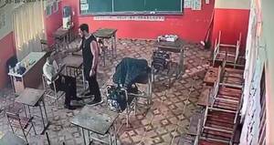 [VIDEO] ¡Terrible! En plena clase, profesor habría amenazado a su colega con una navaja