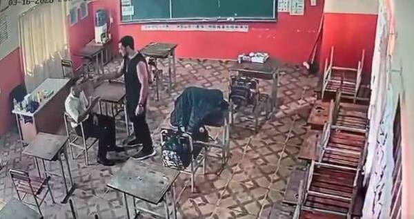 [VIDEO] ¡Terrible! En plena clase, profesor habría amenazado a su colega con una navaja