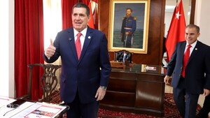 Tras operación, Horacio Cartes reaparece en la ANR en medio de crisis oficialista