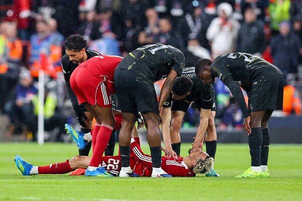 El Liverpool confirma que el delantero Ekitike se rompió el tendón de Aquiles contra el PSG