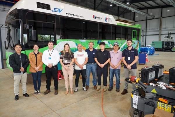 Técnicos coreanos realizan mantenimiento de buses eléctricos y capacitan a profesionales de Itaipú | DIARIO PRIMERA PLANA