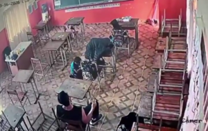 Agresión en una escuela: docente amenazó con un cuchillo a su colega frente a alumnos pequeños | Unicanal