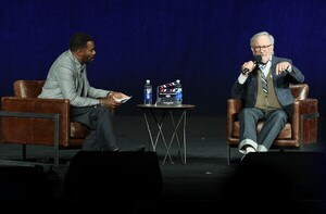 Steven Spielberg dice que hay "más verdad que ficción" en su "Disclosure day"