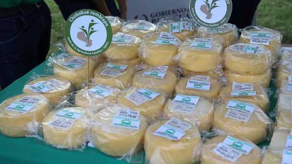 Producción de mozzarella busca conquistar a consumidores en ferias de la agricultura familiar