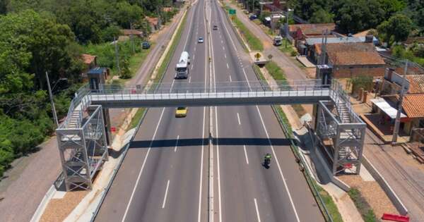 Diario HOY | Instalan pasarela peatonal en la ruta PY02 mejora la seguridad en Pedrozo