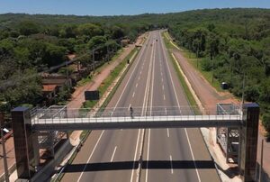 Nueva pasarela peatonal con ascensor refuerza la seguridad en el km 47,6 de la ruta PY02 - Amigo Camionero