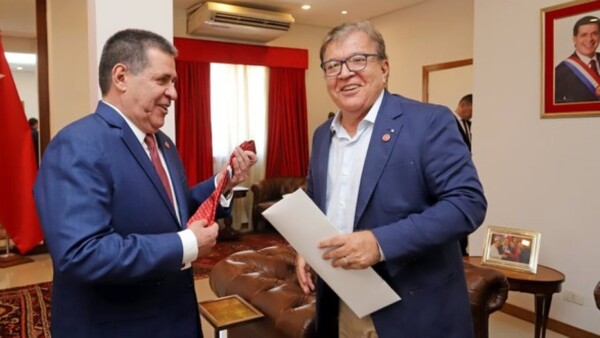 En medio de los escandalosos insultos entre políticos, el dipu Mauri Espínola fue el más tie’ỹ