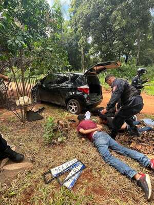 Sorprenden a tres jóvenes cuando vaciaban una casa en la ciudad de Limpio  - Policiales - ABC Color